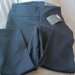GapFit Mid Rise Capri